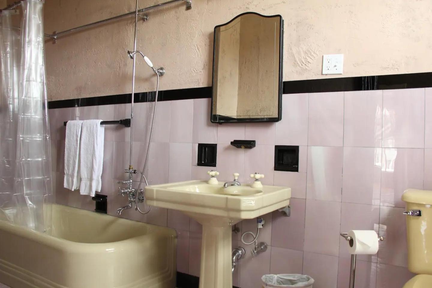 The Wedding Cake House Bed & Breakfast Провидънс Екстериор снимка